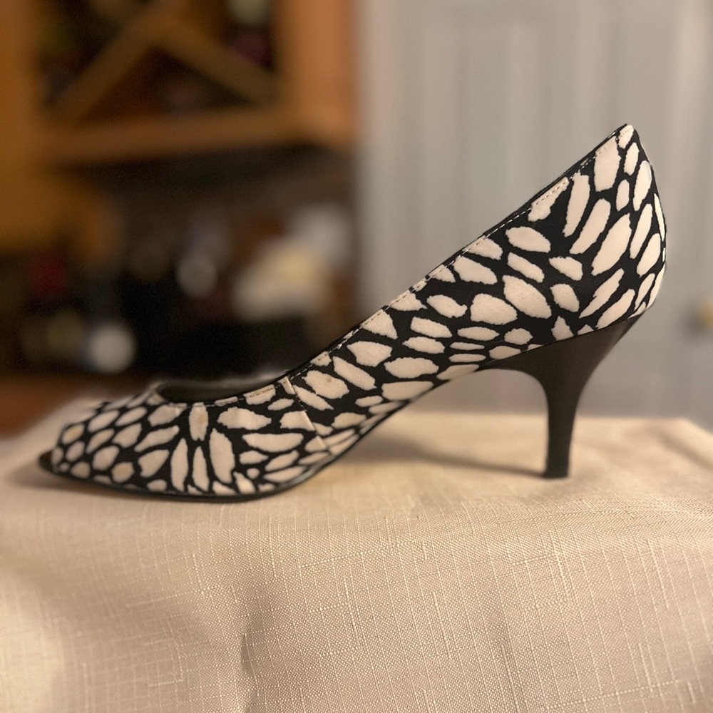 Womens black & white peep toe heels, size 6.5.